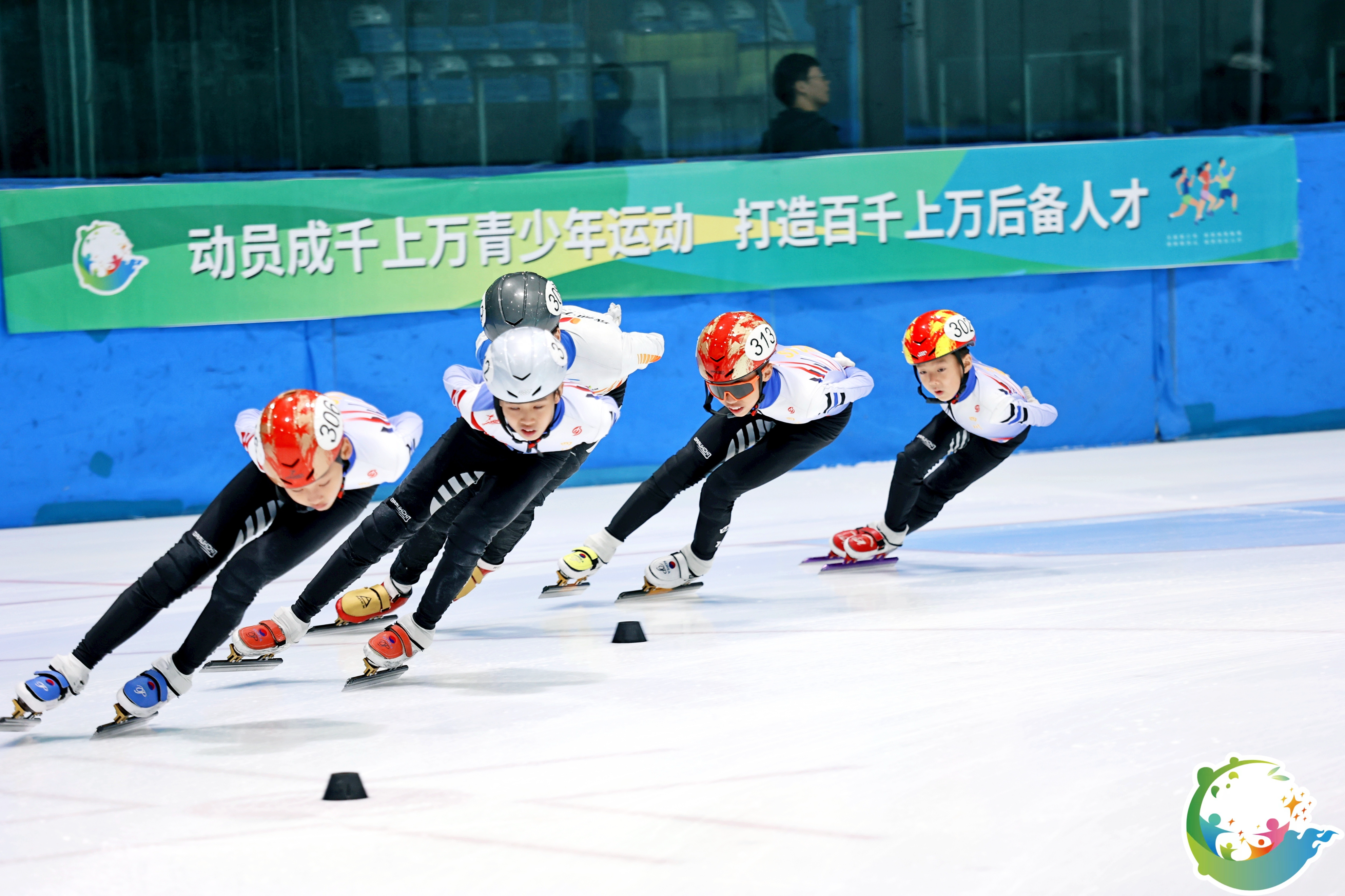 短道速滑比赛速度惊人，实现冠军梦想的简单介绍