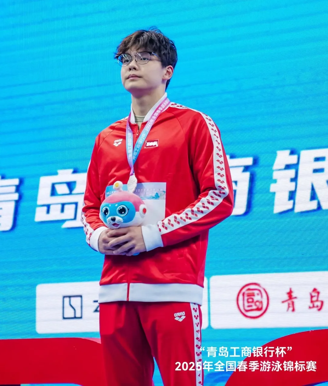 游泳项目收官晚会热闹，选手庆功赞颂的简单介绍