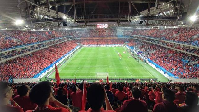 国内职业足球盛事中，多支球队角逐最后的冠军归属